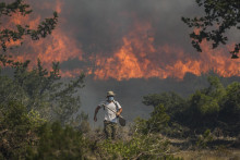 Lesný požiar v obci Vati na ostrove Rodos na juhovýchode Grécka. FOTO TASR/AP

