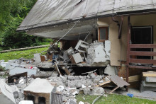 Na chate v Lehote pod Vtáčnikom v okrese Prievidza malo dôjsť k výbuchu plynu v utorok ráno 25. júla 2023. Na mieste udalosti sa nachádzalo 13 osôb, traja dospelí a desať detí, uviedol hovorca hasičov v Trenčianskom kraji Marián Petrík.