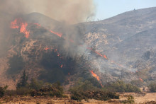 Lesný požiar pri dedine Vati, na ostrove Rhodos, Grécko. FOTO: Reuters