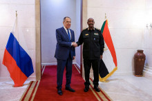 Ruský minister zahraničia Sergej Lavrov (vľavo) so šéfom sudánskej zvrchovanej rady generálom Abdelom Fattáhom al-Burhánom. FOTO: Reuters
