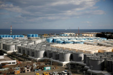 Akumulačné nádrže na rádioaktívnu vodu vo fukušimskej jadrovej elektrárni. FOTO: Reuters