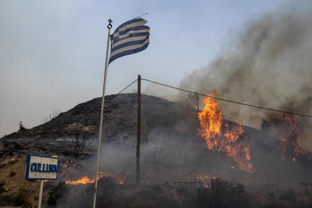 Grécko je vo vojne s lesnými požiarmi, uviedol v pondelok grécky premiér Kyriakos Mitsotakis. FOTO: TASR/AP