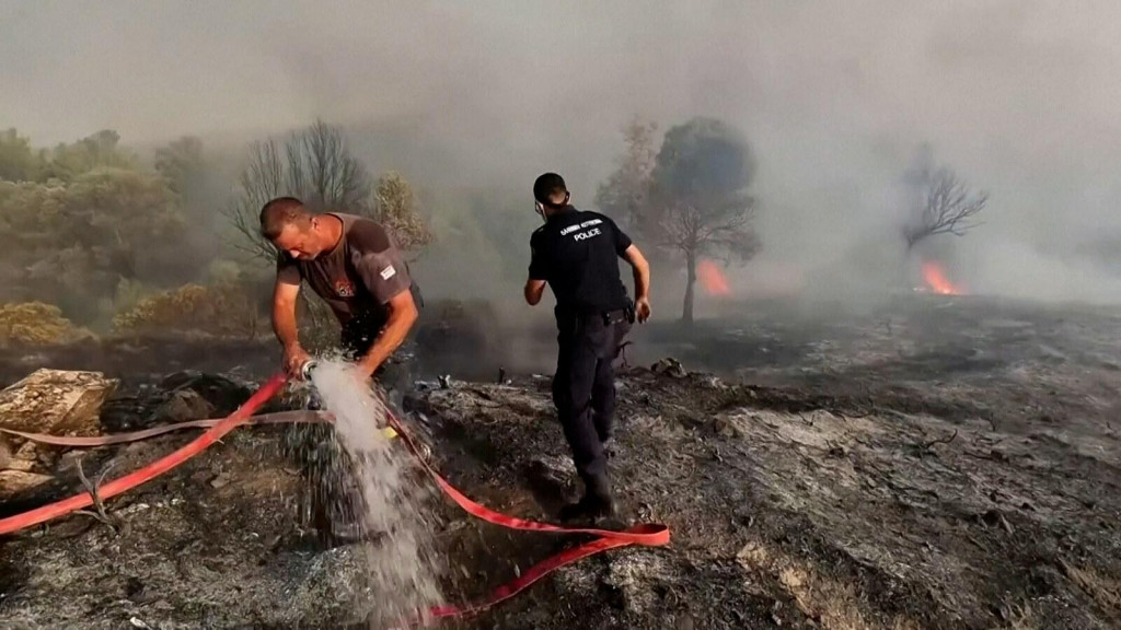 Rodos v plameňoch a zahalený do dymu. FOTO: Reuters