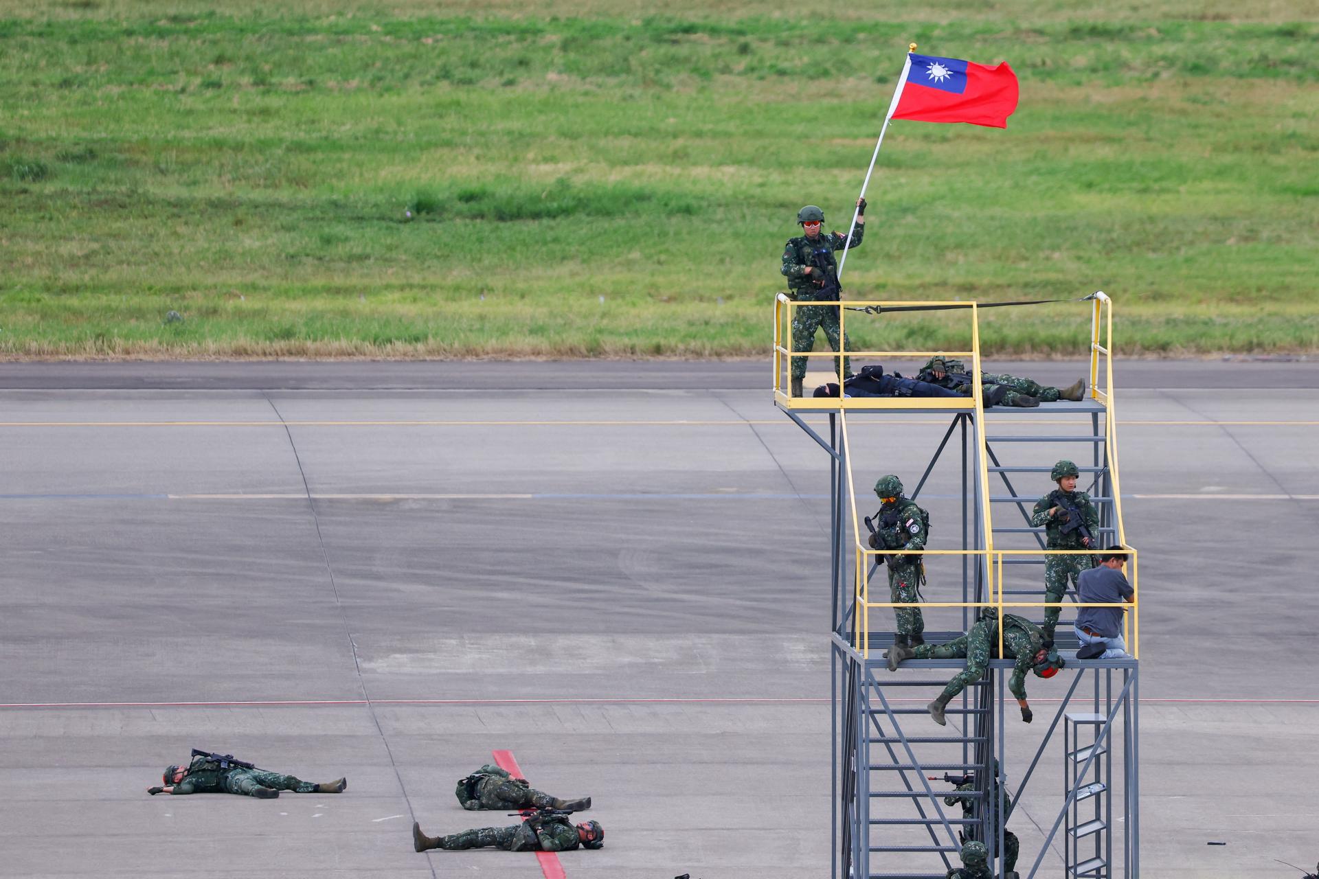 Taiwanská armáda nacvičovala na najväčšom letisku v krajine odrazenie útoku Číny