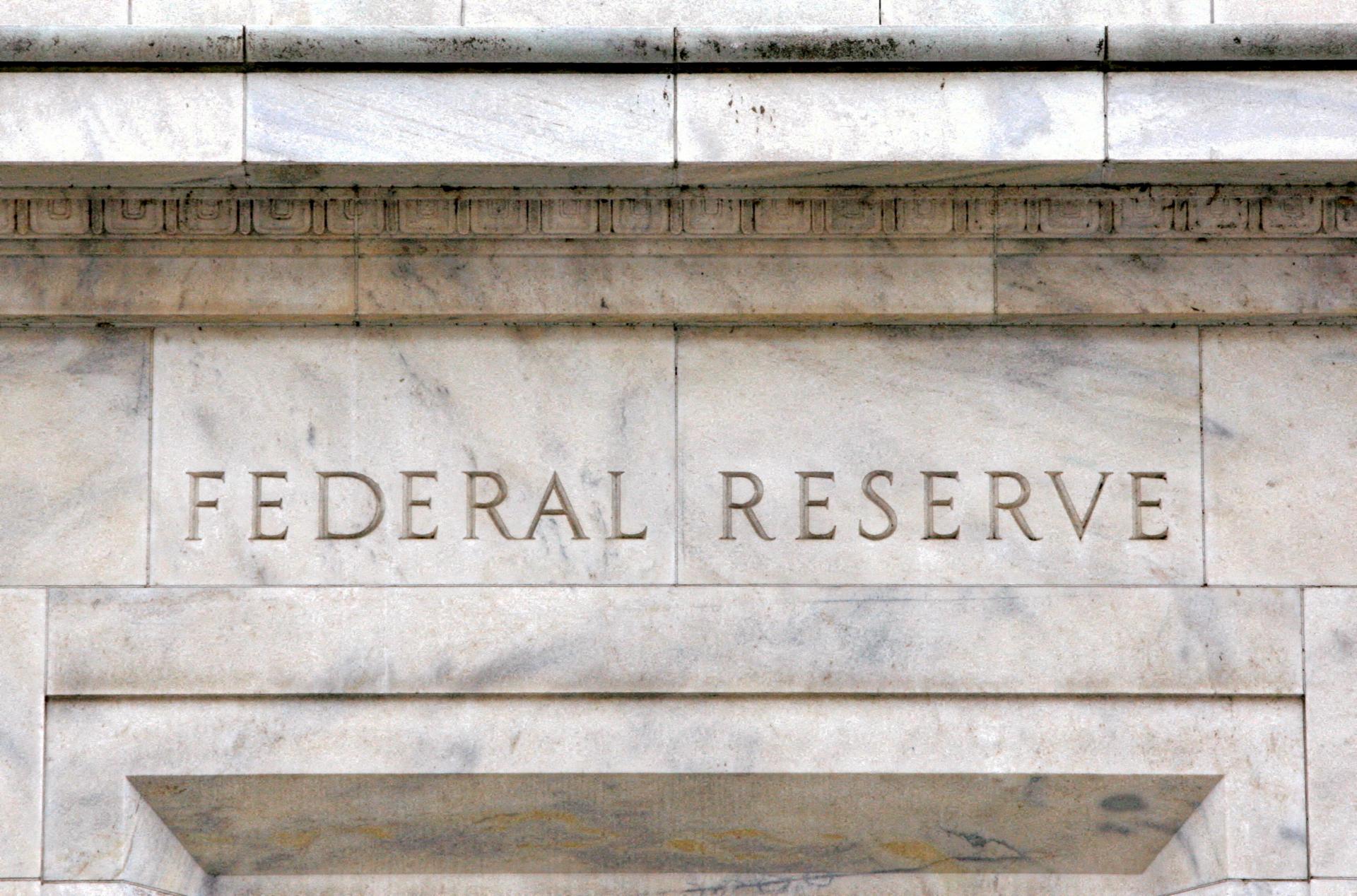 Fed zvýšil svoju kľúčovú sadzbu o 0,25 percentuálneho bodu na 22-ročné maximum