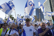 Stovky izraelských záložníkov vyšli na protestný pochod ulicami. FOTO: TASR/AP
