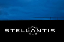 Logo Stellantis na budove spoločnosti vo Velizy-Villacoublay pri Paríži. FOTO: Reuters