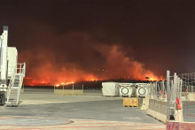 Požiar neďaleko sicílskeho letiska ”Falcone-Borsellino”. FOTO: Reuters