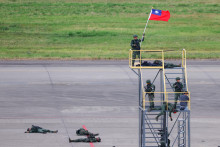 Vojak máva taiwanskou vlajkou, čím signalizuje koniec každoročného vojenského cvičenia na medzinárodnom letisku Tchao-jüan. FOTO: Reuters