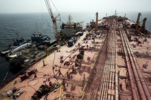 Ropný tanker Safer, ktorý už viac ako 30 rokov kotví v Červenom mori. FOTO: TASR/AP