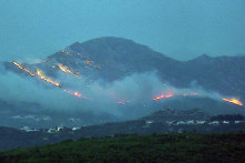 Dym z prírodného požiaru, ktorý zachvátil oblasť južne od chorvátskeho Dubrovníka. FOTO: TASR/AP