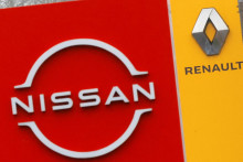 Logá výrobcov automobilov Nissan a Renault. FOTO: Reuters