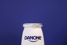 Logo spoločnosti Danone na produkte. FOTO: Reuters