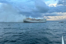 Stúpajúci dym po vypuknutí požiaru na nákladnej lodi Fremantle Highway pri holandskom pobreží 26. júla 2023. FOTO: Reuters