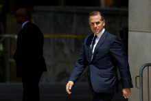 Hunter Biden, syn amerického prezidenta Joea Bidena, odchádza z federálneho súdu. FOTO: Reuters