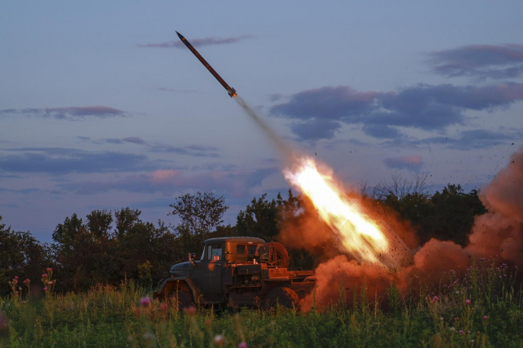 Raketomet Grad ukrajinskej armády odpaľuje rakety na ruské pozície na fronte pri Bachmute na Ukrajine. FOTO: TASR/AP