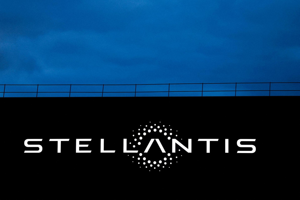 Logo Stellantis na budove spoločnosti vo Velizy-Villacoublay pri Paríži. FOTO: Reuters