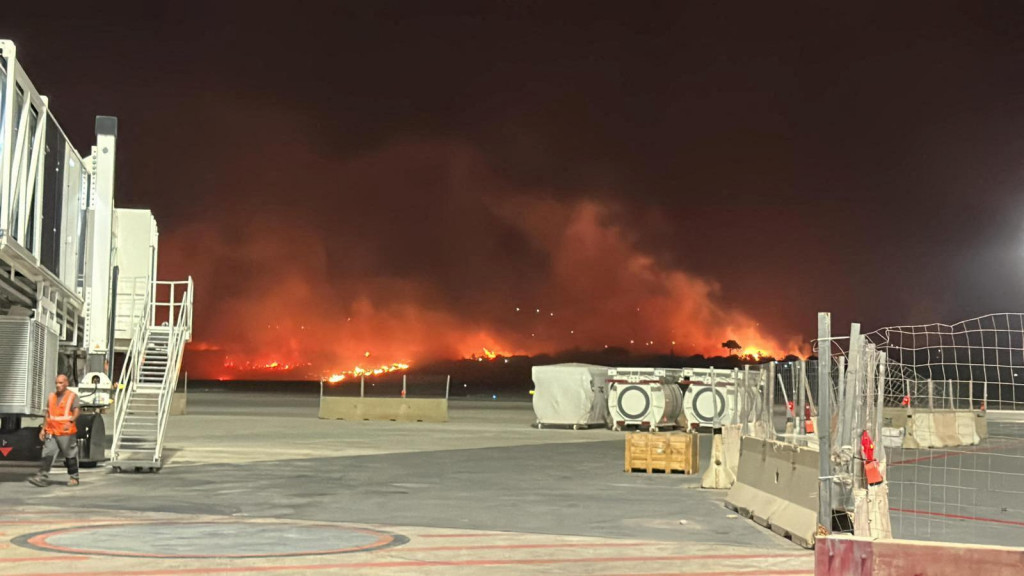 Požiar neďaleko sicílskeho letiska ”Falcone-Borsellino”. FOTO: Reuters