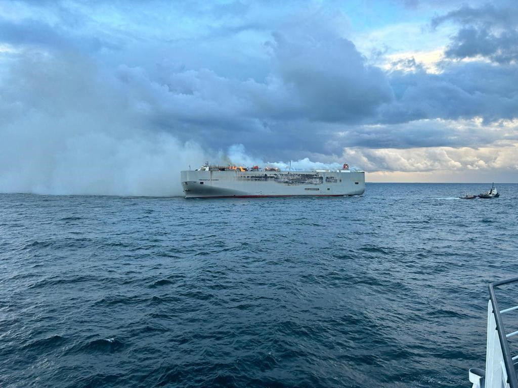 Stúpajúci dym po vypuknutí požiaru na nákladnej lodi Fremantle Highway pri holandskom pobreží 26. júla 2023. FOTO: Reuters