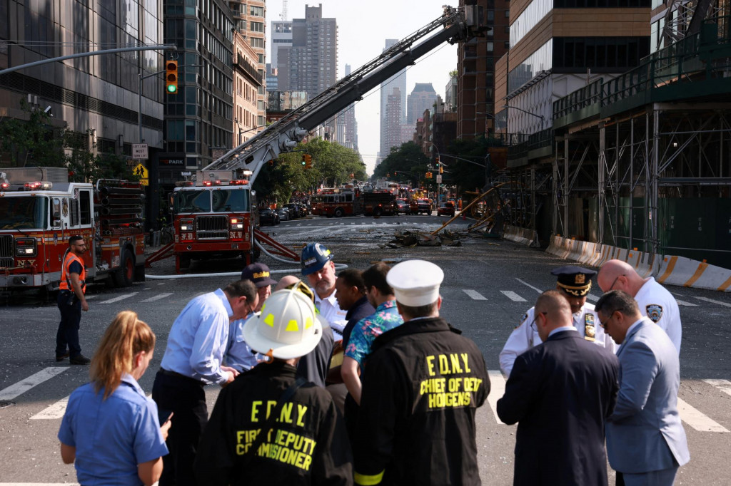 Členovia Hasičského zboru mesta New York zasahujú po páde žeriava. FOTO: Reuters