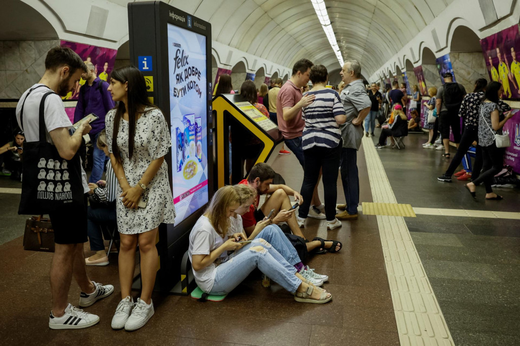 Ľudia sa skrývajú v stanici metra počas poplachu v Kyjeve. FOTO: Reuters