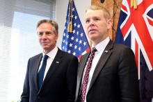 Minister zahraničných vecí USA Antony Blinken pózuje s novozélandským premiérom Chrisom Hipkinom. FOTO: Reuters