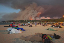 Z Rodosu museli evakuovať tisíce turistov.