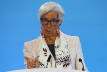 Prezidentka Christine Lagardová na tlačovej konferencii vo Frankfurte nad Mohanom vysvetľuje, prečo musia úrokové sadzby v eurozóne rásť. FOTO: REUTERS