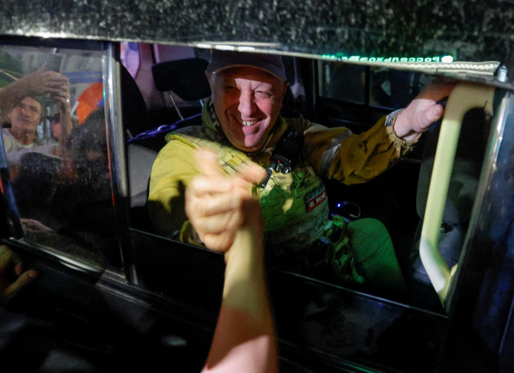 Šéf žoldnierov Wagnerovej skupiny Jevgenij Prigožin opúšťa veliteľstvo Južného vojenského okruhu počas sťahovania skupiny z mesta Rostov nad Donom. FOTO: Reuters