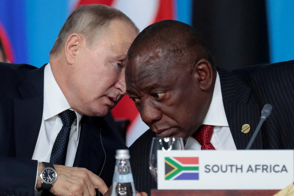 Ruský prezident Vladimir Putin sa rozpráva s juhoafrickým prezidentom Cyrilom Ramaphosom. FOTO: Reuters