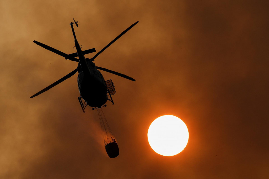Vrtuľník pracuje na hasení požiaru v oblasti Pico de las Nieves na Kanárskych ostrovoch Gran Canaria. FOTO: Reuters