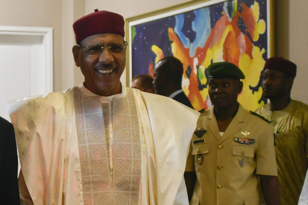 Na archívnej snímke zo 16. marca 2023 nigerský prezident Mohamed Bazoum v prezidentskom paláci. FOTO: Reuters