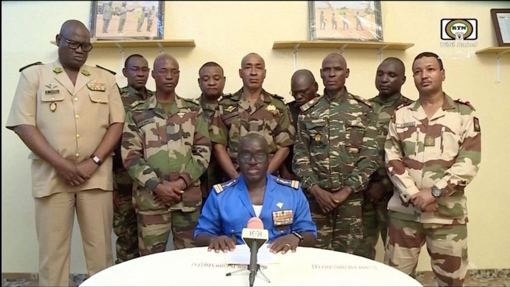 Hovorca nigerskej armády plukovník major Amadou Adramane počas vystúpenia v televízii po tom, čo bol prezident Mohamed Bazoum zadržaný v prezidentskom paláci. FOTO: Reuters