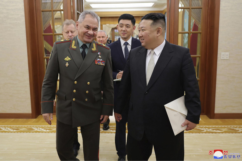 Ruský minister obrany Sergej Šojgu a severokórejský líder Kim Čong-un. FOTO TASR/AP


