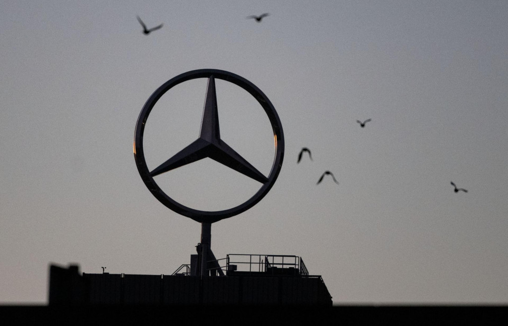 Logo nemeckého výrobcu luxusných áut Mercedes-Benz v závode v Stuttgarte. FOTO: TASR/DPA