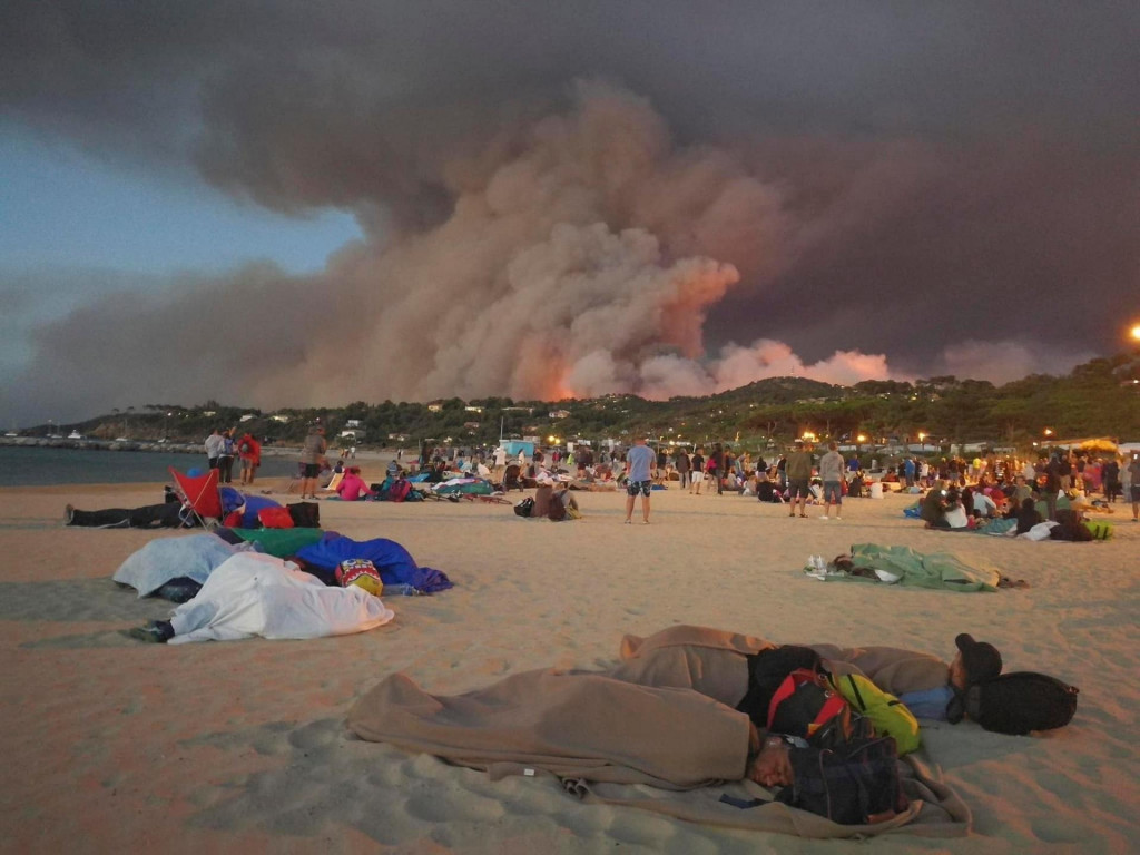 Z Rodosu museli evakuovať tisíce turistov.