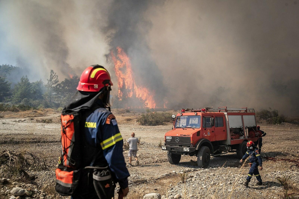 Hasiči bojujú s požiarom na gréckom ostrove Rodos. FOTO: MAFRA/michal Sváček