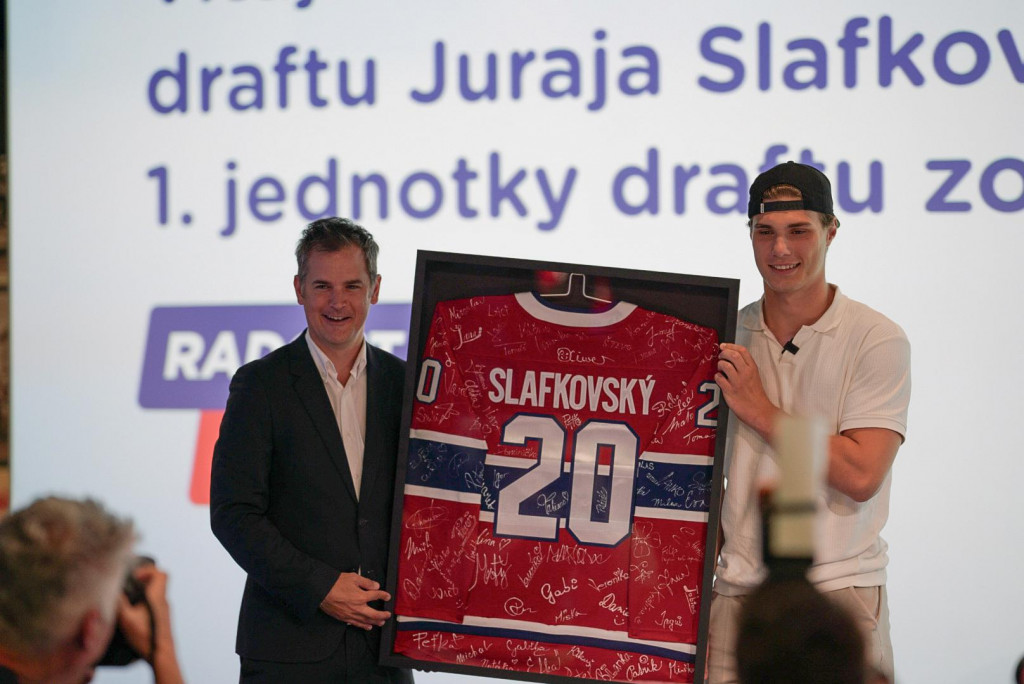 Na výročie od úspešného draftu dostal Slafkovský od fanúšikov výnimočný darček.