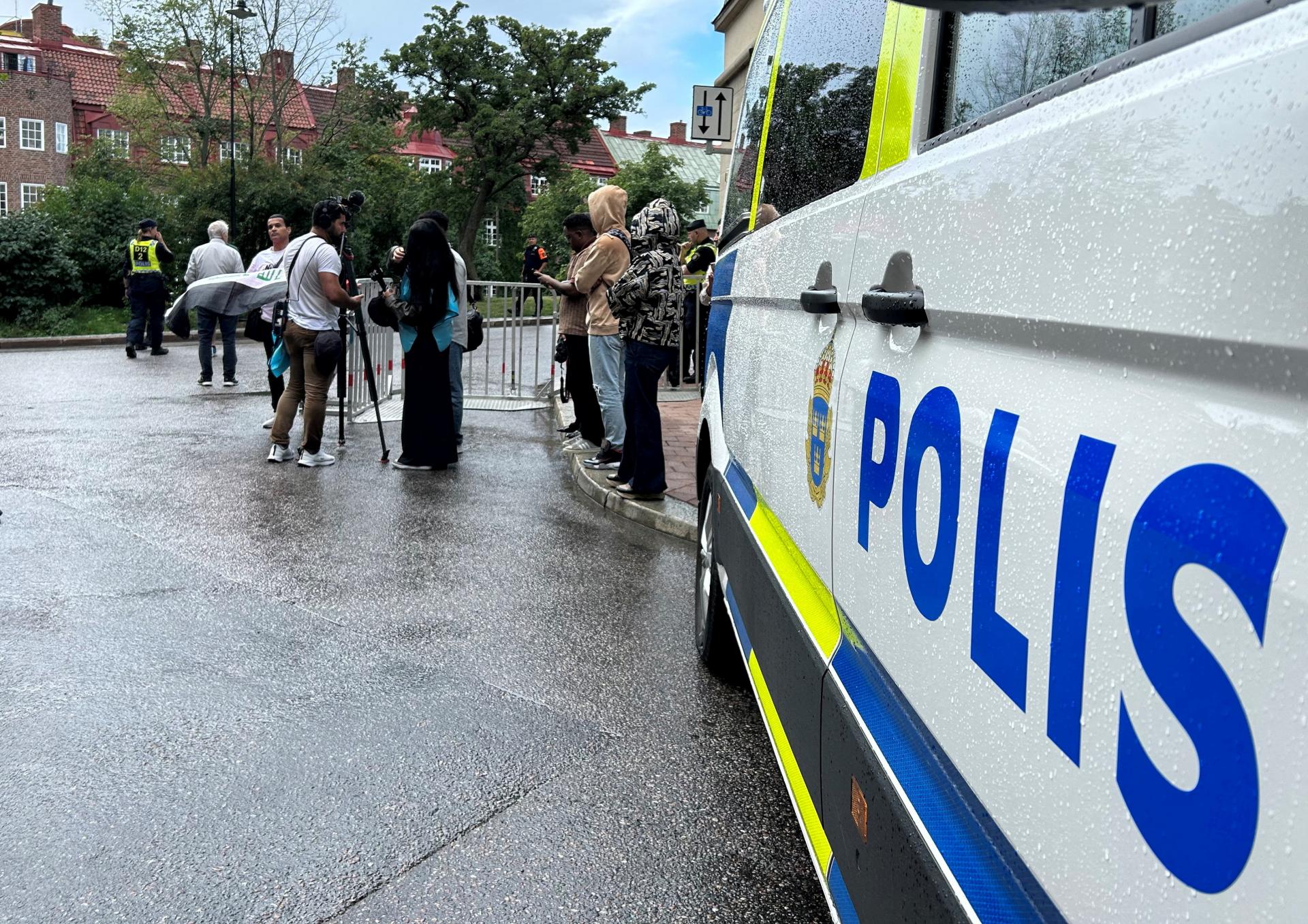 Švédska vláda nariadila zintenzívniť boj proti teroristickým hrozbám, situácia sa po pálení koránu zhoršila