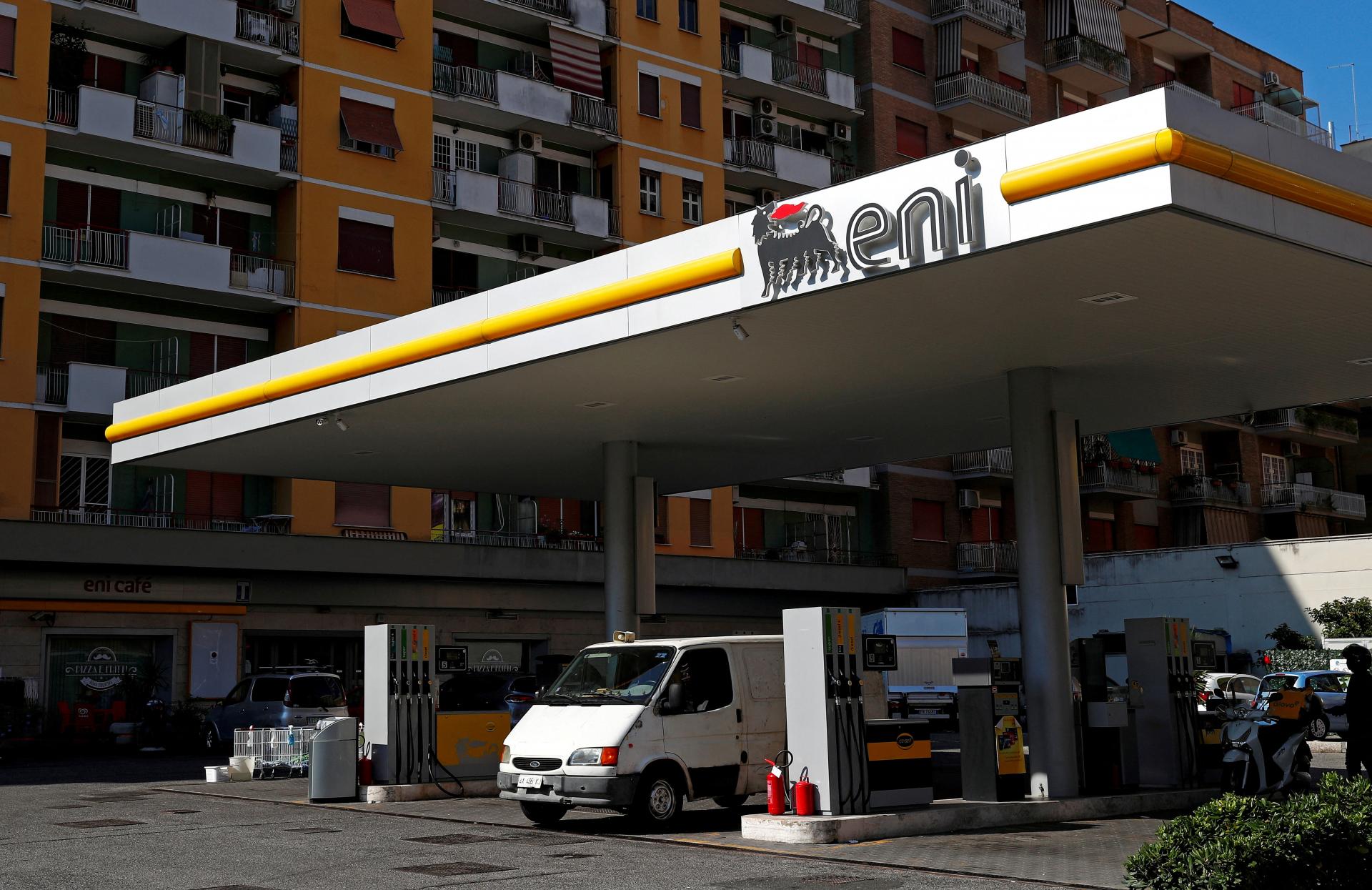 Zisk talianskeho energetického koncernu Eni sa prepadol o vyše 90 percent