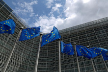 Vlajky Európskej únie vlajú pred sídlom Európskej komisie v Bruseli. FOTO: Reuters