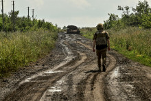 Zničený ruský tank v oslobodenej obci Novodarivka. FOTO: Reuters