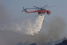 Hasičský vrtuľník na ostrove Rhodos. FOTO: Reuters
