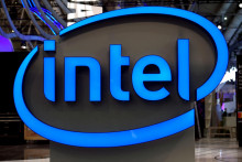 Logo výrobcu čipov Intelu. FOTO: Reuters