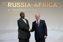 Ruský prezident Vladimir Putin sa počas rusko-afrického summitu stretol s ugandským prezidentom Yowerim Musevenim. FOTO: Reuters