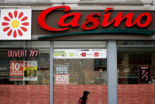 Logo francúzskeho predajcu Casino na supermarkete vo francúzskom Nantes. FOTO: Reuters