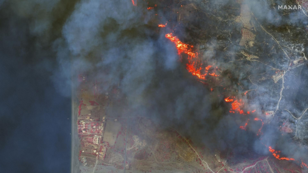 Na satelitnej snímke zverejnenej Maxar Technologies lesný požiar neďaleko mesta Gennadi na gréckom ostrove Rodos