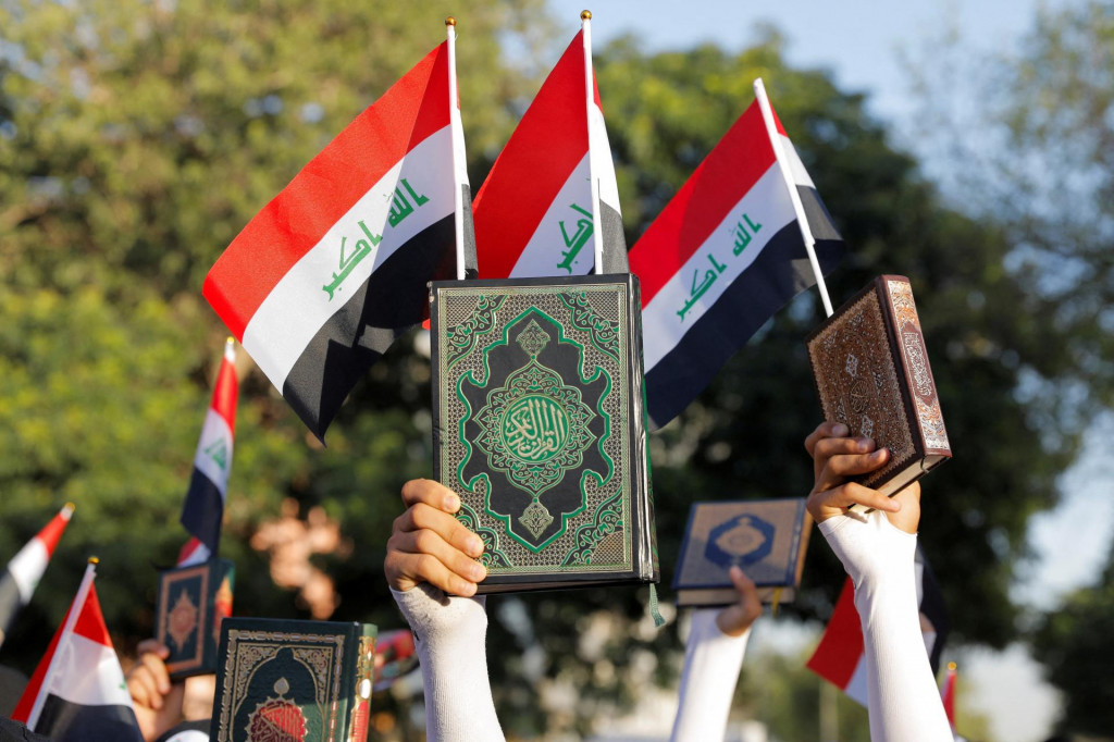 Irackí demonštranti držia Korán. FOTO: Reuters