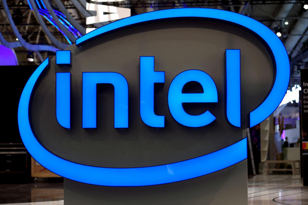 Logo výrobcu čipov Intelu. FOTO: Reuters