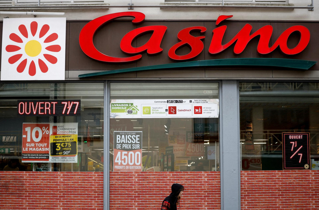 Logo francúzskeho predajcu Casino na supermarkete vo francúzskom Nantes. FOTO: Reuters